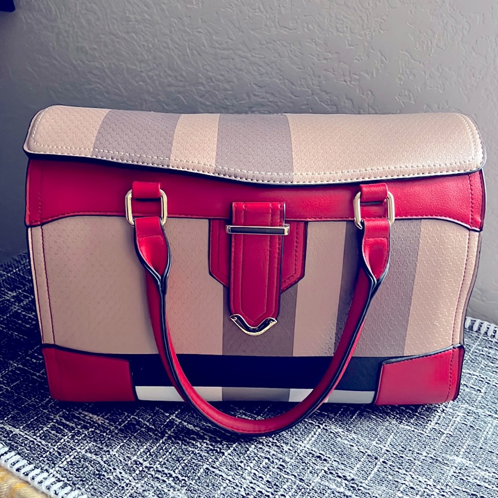 Like new purse, comes with longer strap which can be taken on and off.